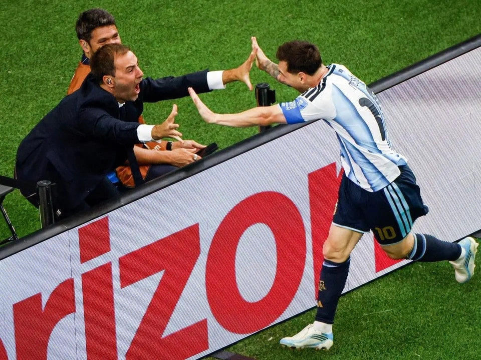 2026世界杯｜梅西双响后与TyC记者击掌，华金·布鲁诺：我还在发抖