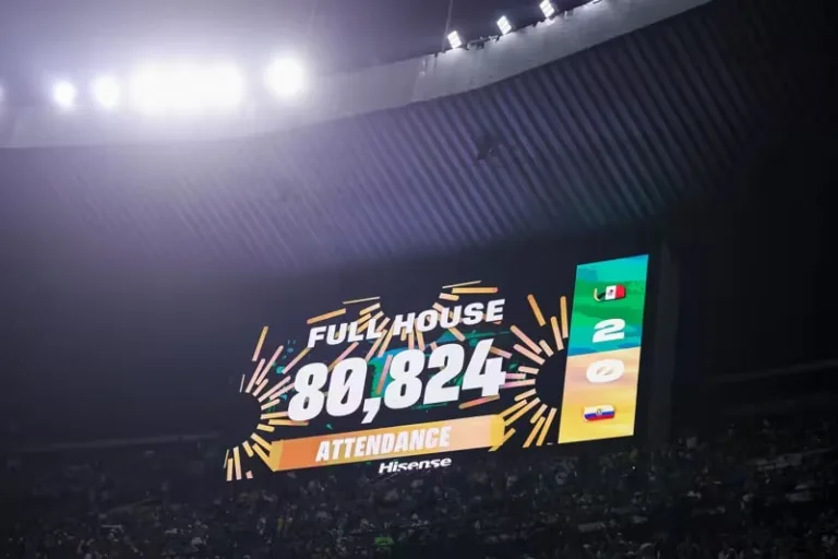 墨西哥2-0淘汰厄瓜多尔晋级16强，80824人见证世界杯1/16决赛座无虚席