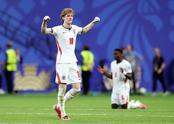 戈登盛赞凯恩：把球传给他就能进，英格兰2-1逆转民主刚果晋级世界杯16强