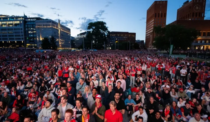 9万人涌入奥斯陆庆祝挪威淘汰巴西，王储在皇宫接见球迷