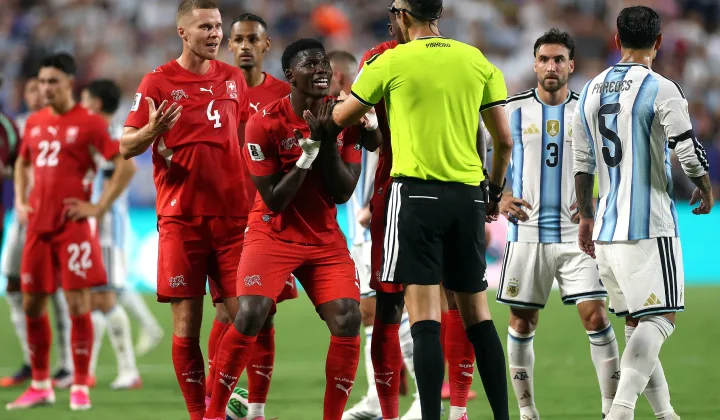 2026世界杯：假摔两黄变一红！恩博洛成瑞士队史第三位染红球员