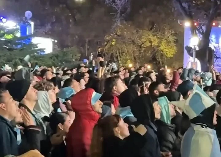 陷入狂欢！阿根廷国内球迷凌晨走上街头，庆祝球队晋级世界杯半决赛