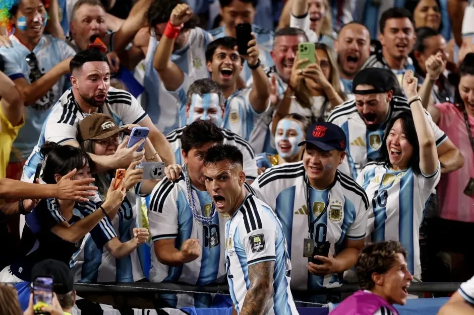 英媒质疑劳塔罗逃过红牌：冲上看台庆祝或应吃第二黄，阿根廷晋级世界杯四强
