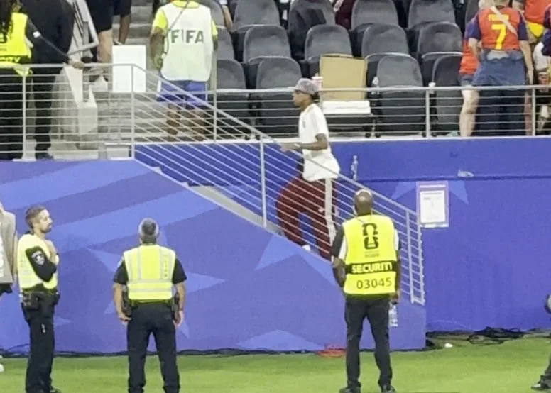 西班牙2-0淘汰法国晋级世界杯决赛，亚马尔赛后一度走路不自然