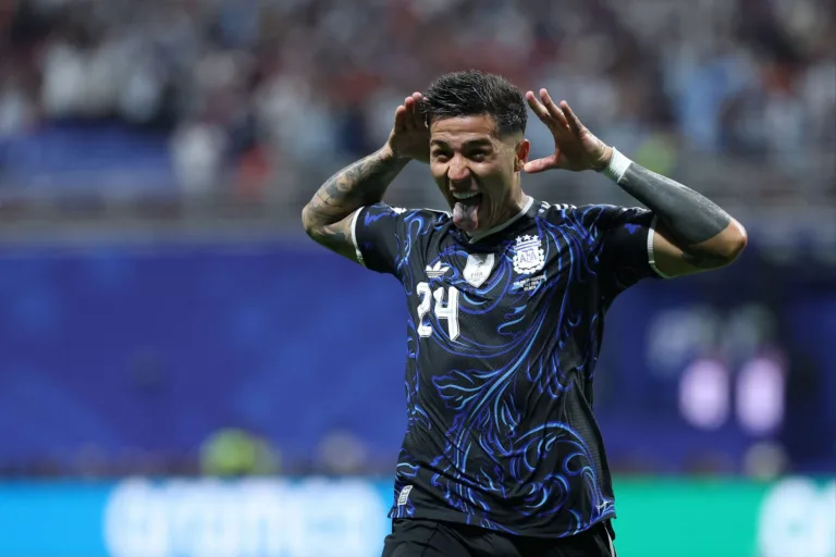阿根廷2-1逆转英格兰晋级世界杯决赛，即时排名重返世界第一