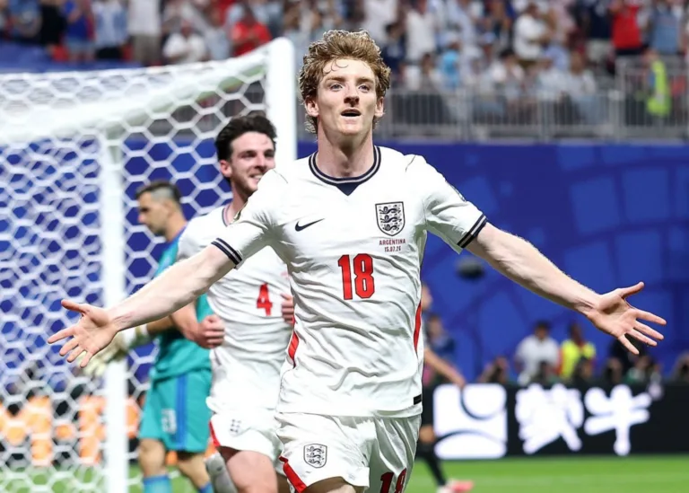 戈登转投巴萨后破门，英格兰1-2遭逆转仍无英超球员进球