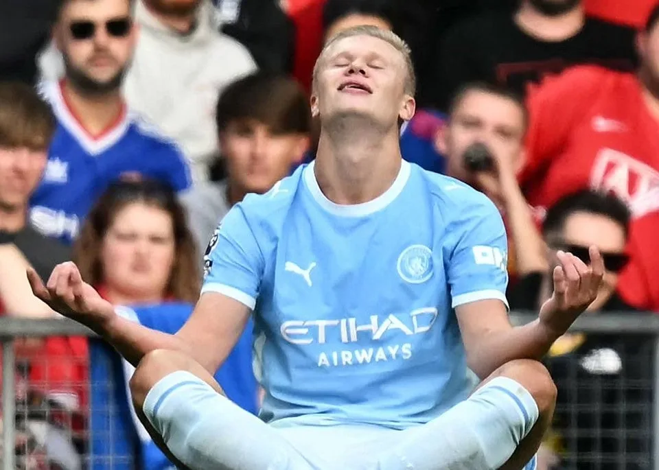 英超战报：福登23分钟染红，哈兰德制胜，十人曼城1-0客胜曼联