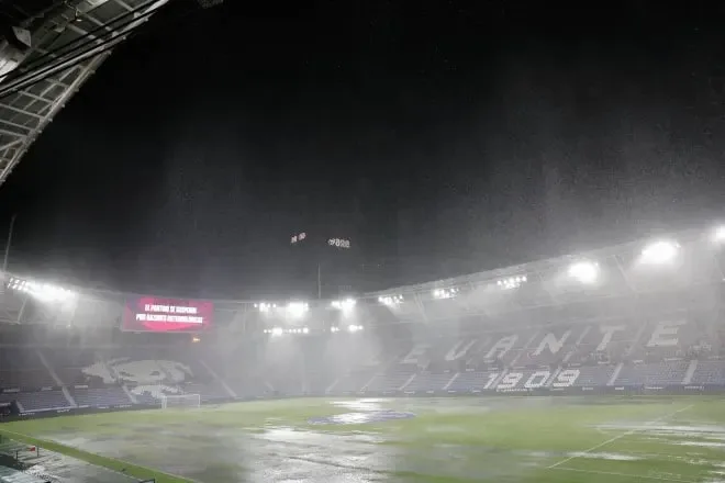 莱万特总监罗达斯谈比赛延期：暴雨致场地积水，安全风险无法承担