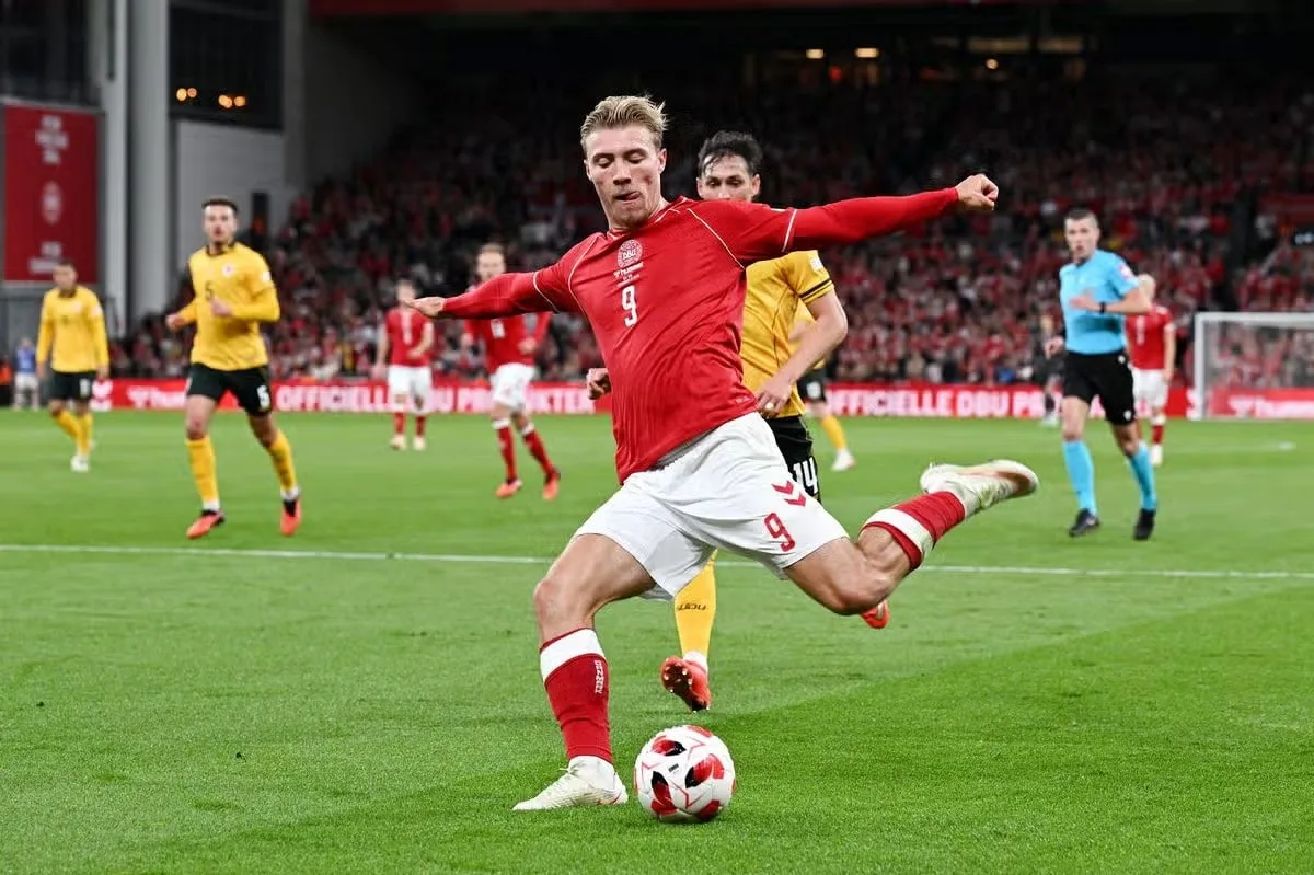 丹麦2-0威尔士首球仍记本·戴维斯乌龙,霍伊伦坚持自己碰到了球