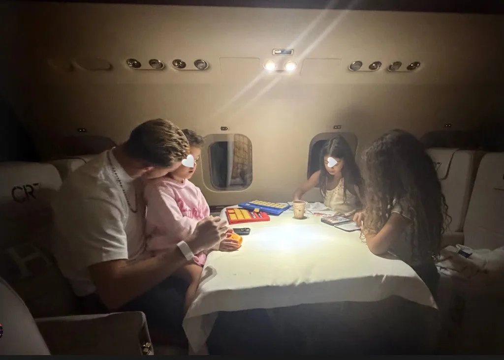 C罗离开葡萄牙集训后返回利雅得，乔治娜晒出旅途照片