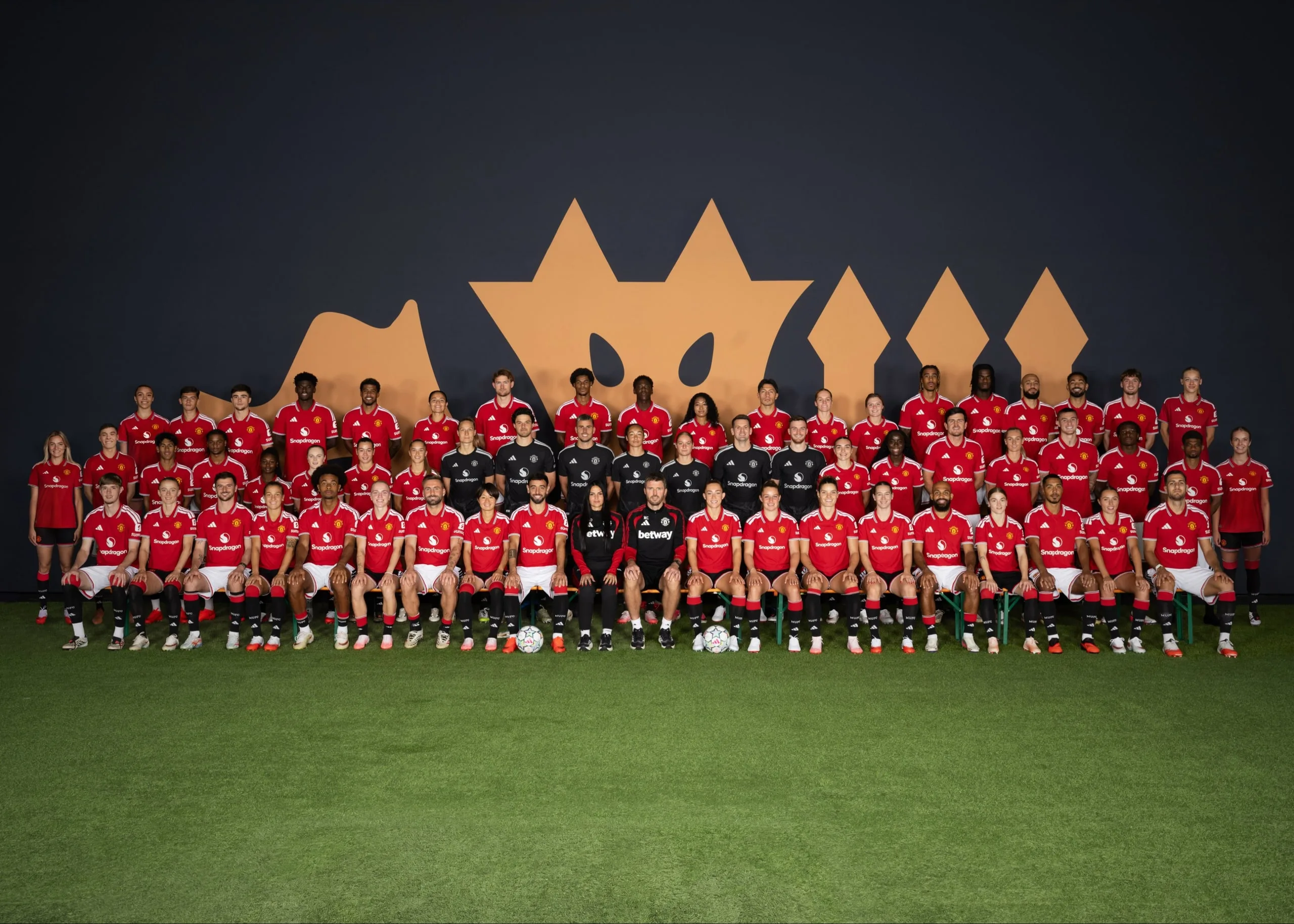 曼联发布2026/27赛季男女足联合全家福,卡里克与奥利德同框
