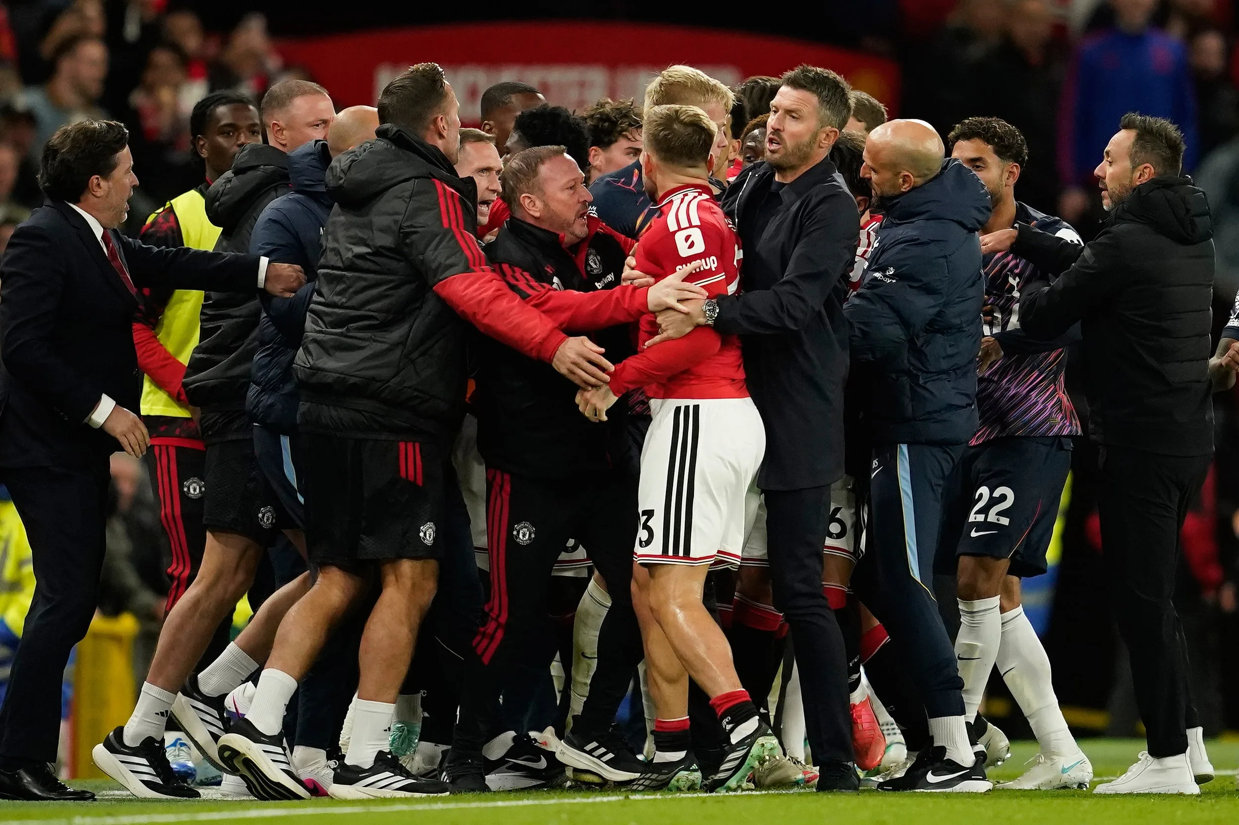 英超曼联1-1热刺：末段1红6黄，本坦库尔直接染红