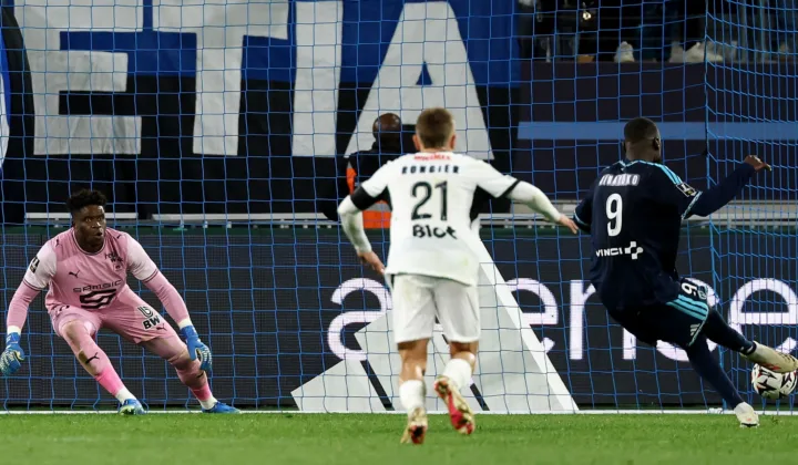 比肩内马尔！希纳约科2球2助攻独造4球，巴黎FC4-3绝杀雷恩